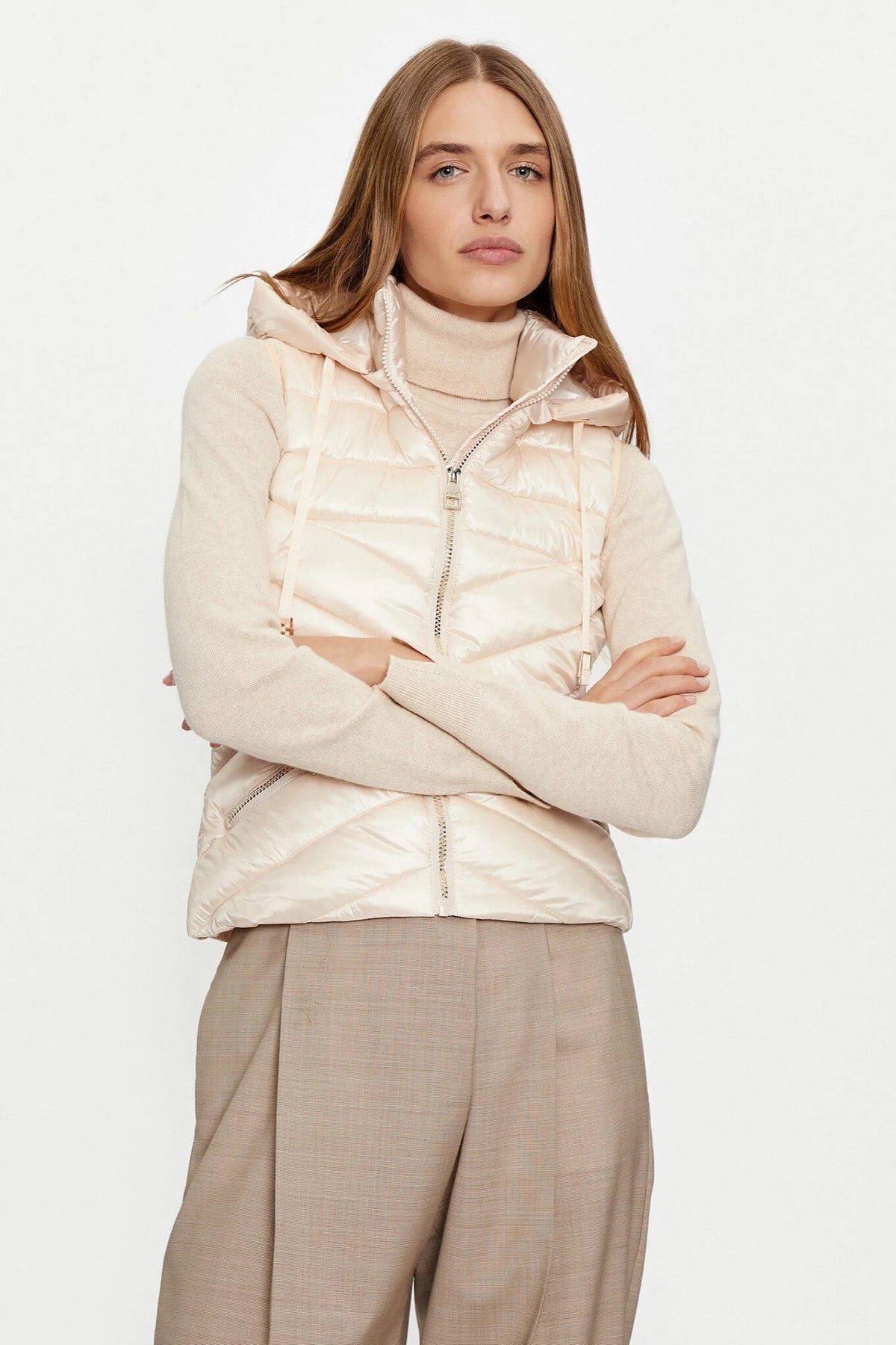 Gilet imbottito Gaudi color panna in nylon lucido con zip e cappuccio, giacca moda-mania, ideale per look casual e comodi.