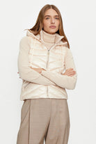 Gilet imbottito Gaudi color panna in nylon lucido con zip e cappuccio, giacca moda-mania, ideale per look casual e comodi.