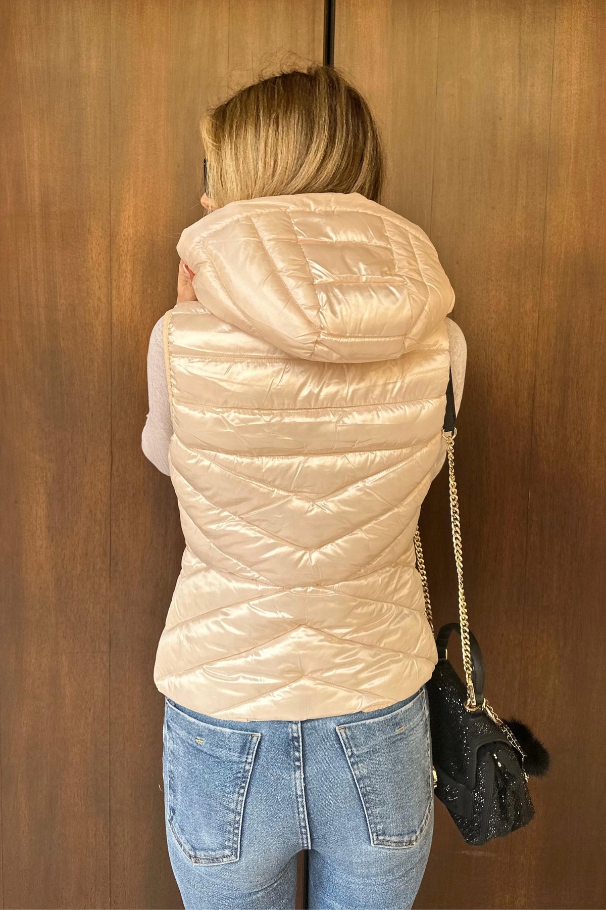 Gilet imbottito Gaudi colore panna in nylon lucido con zip e cappuccio, giacca leggera e elegante di Moda-Mania