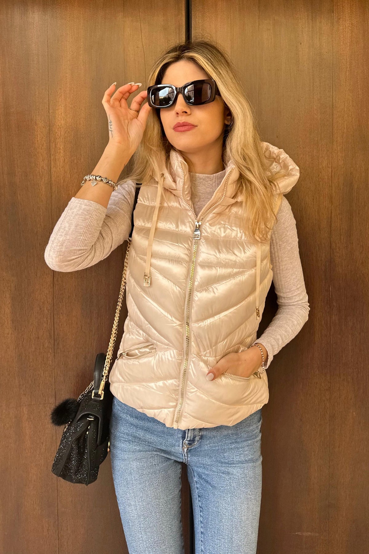 Gilet imbottito Gaudi colore panna in nylon lucido con zip e cappuccio, giacche e cappotti Moda-Mania, look elegante e caldo