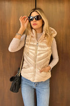 Gilet imbottito Gaudi colore panna in nylon lucido con zip e cappuccio, giacche e cappotti Moda-Mania, look elegante e caldo