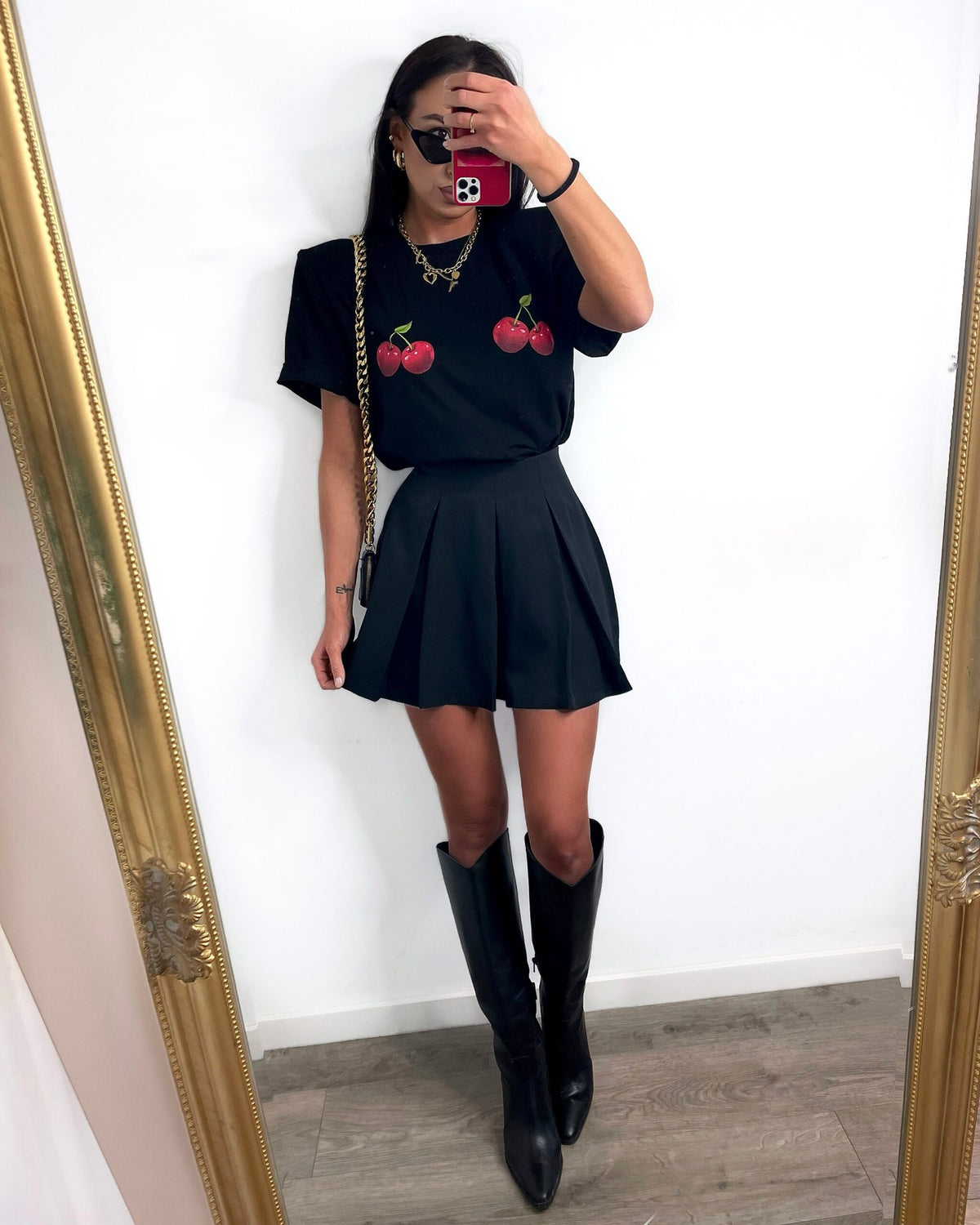 Gonna corta bianca svasata a vita alta con pieghe e pantaloncino interno, stile Moda-Mania, vista frontale.