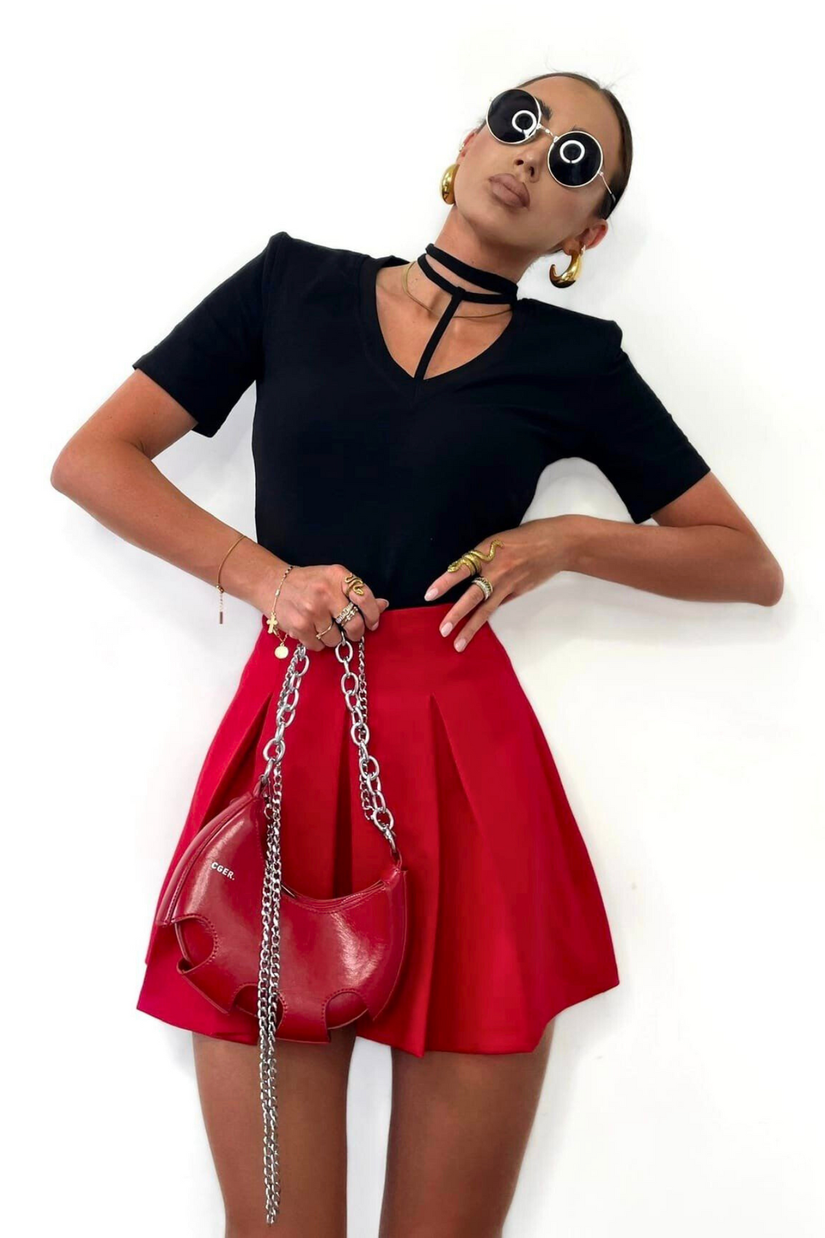 Gonna corta rossa svasata a vita alta con pieghe e pantaloncino interno, moda Moda-Mania, vista frontale.
