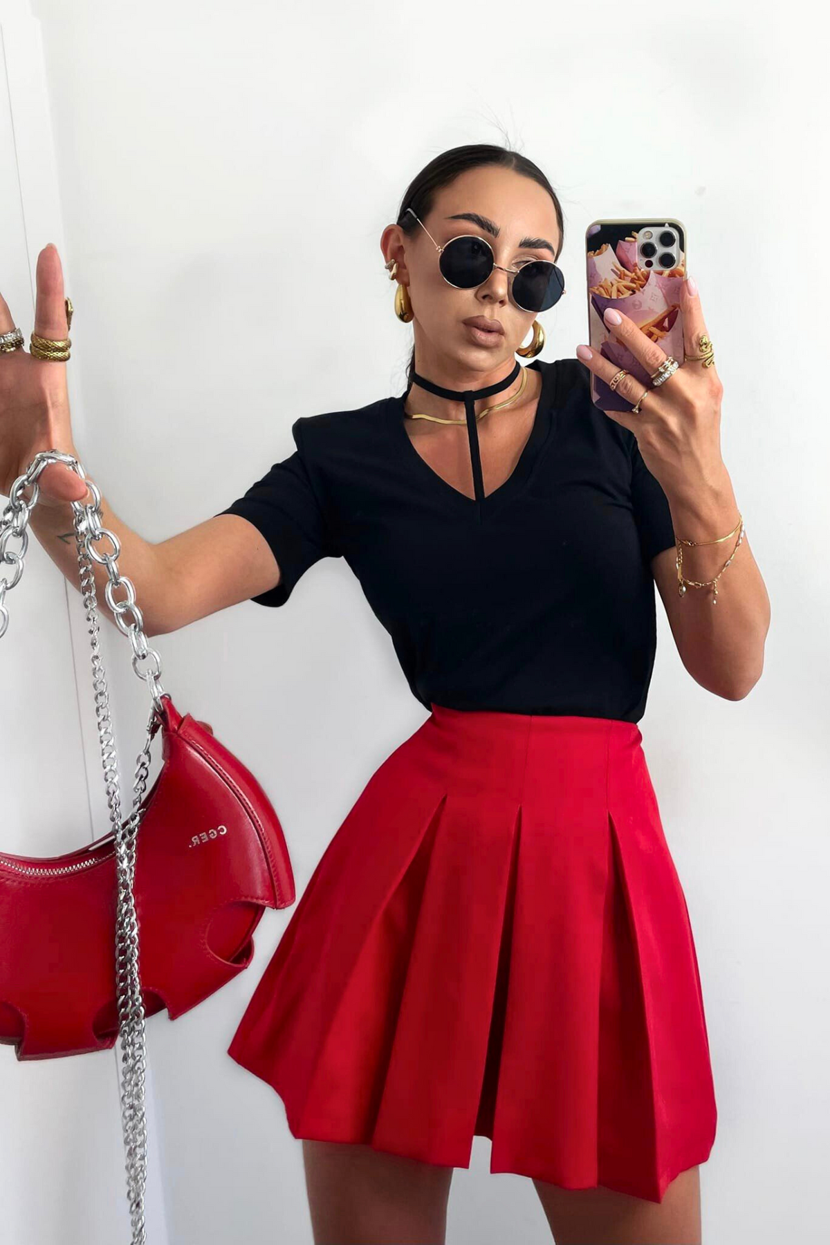 Gonna corta rossa svasata a vita alta con pieghe e pantaloncino interno, moda-mania, abbigliamento donna.