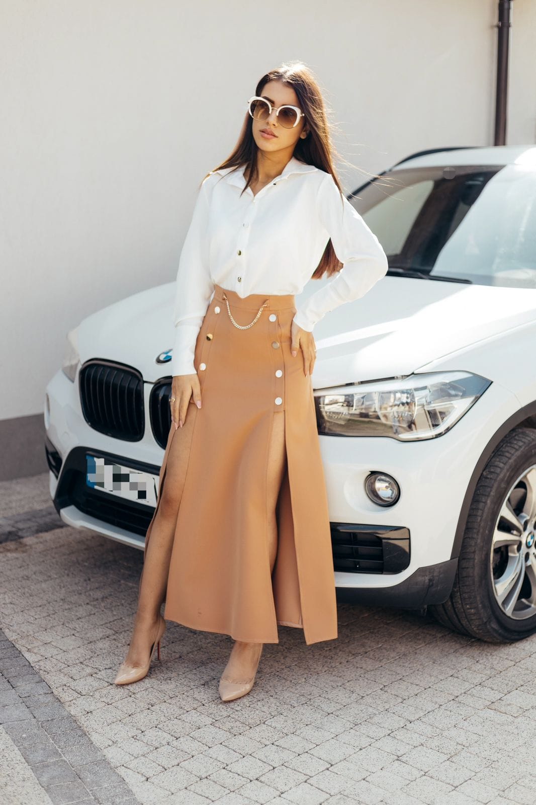 Gonna lunga beige con spacchi laterali, bottoni metallici dorati a pressione, moda-mania, abbigliamento femminile elegante