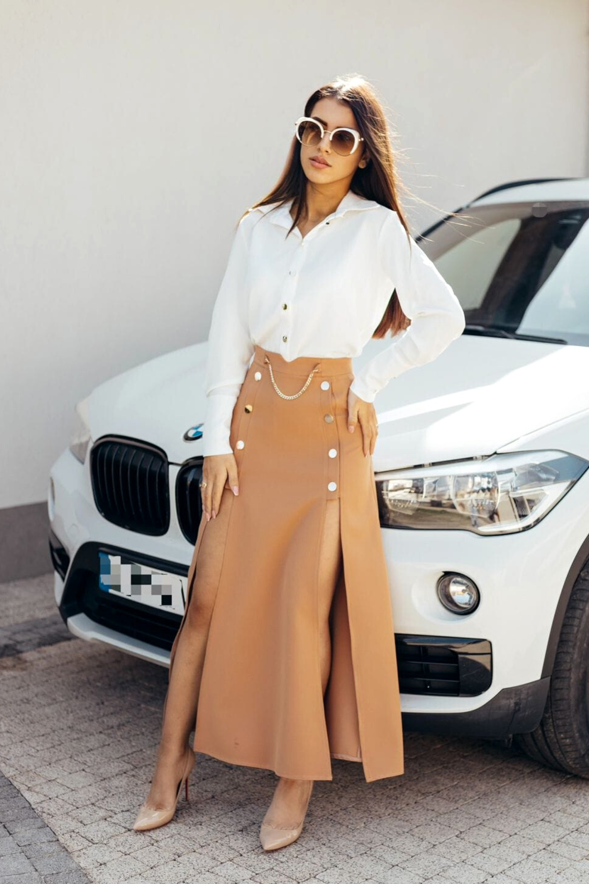 Gonna lunga beige Moda-Mania con spacchi laterali e bottoni metallici dorati, tessuto fluido e stile elegante.