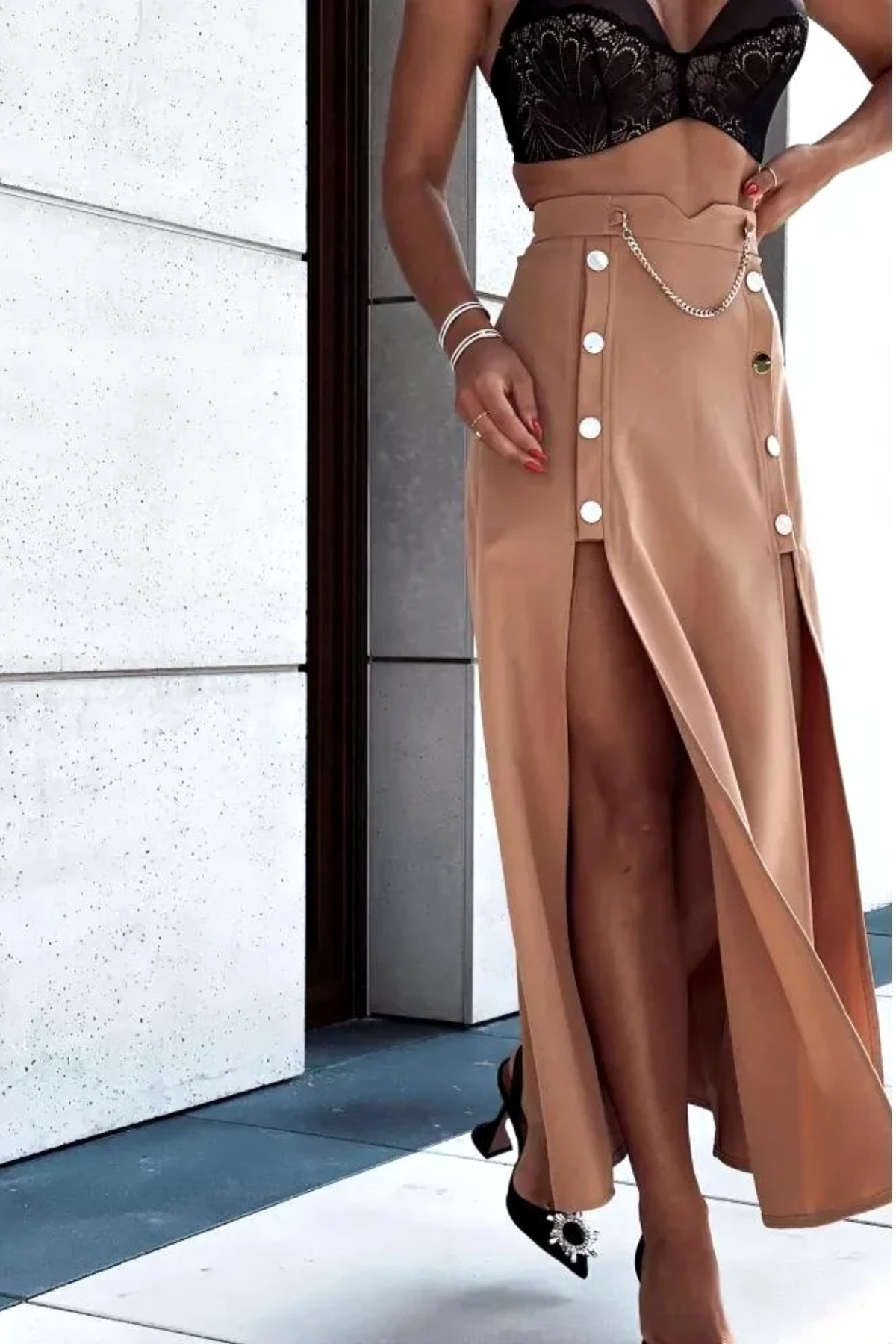 Gonna lunga beige di Moda-Mania con spacchi laterali e bottoni metallici dorati a pressione, tessuto morbido e elegante.
