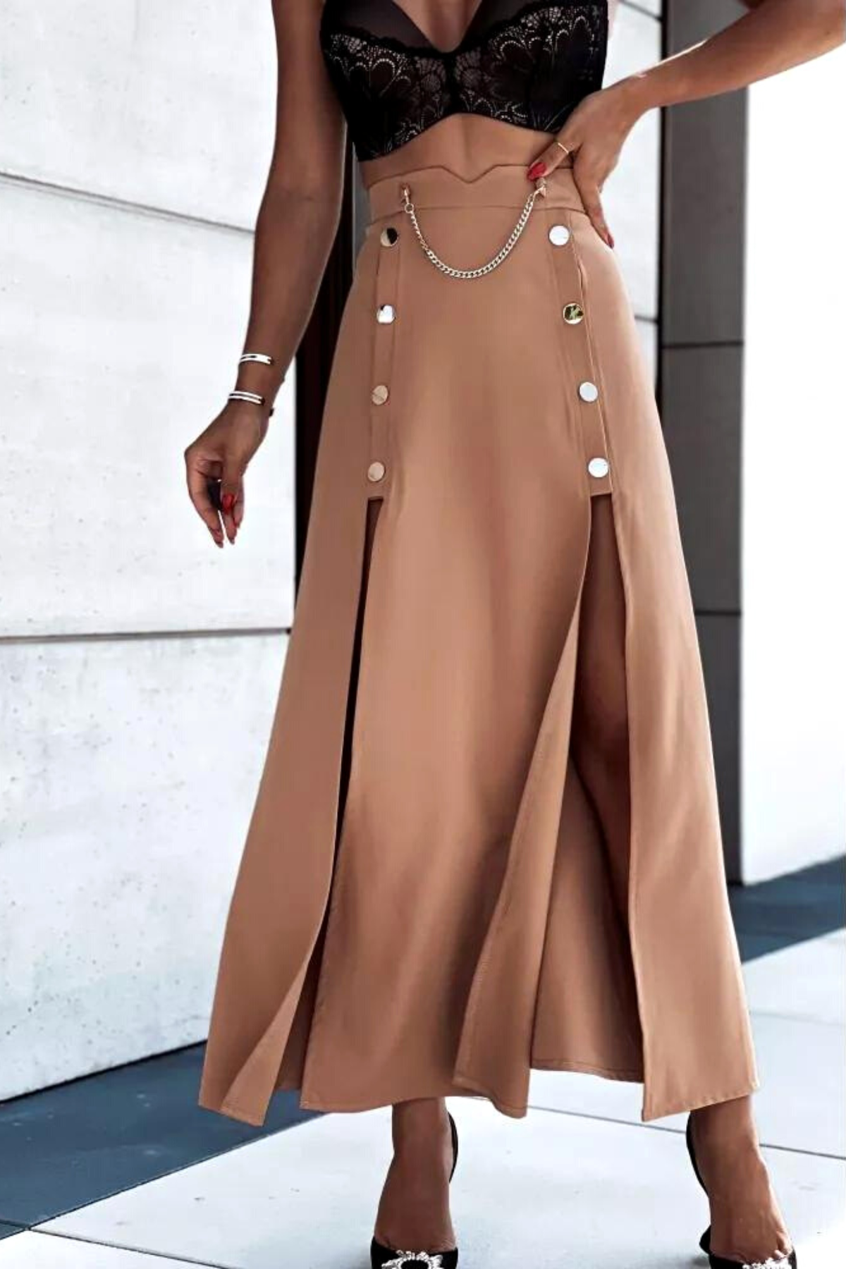 Gonna lunga beige Moda-Mania con spacchi laterali e bottoni metallici dorati a pressione, tessuto fluido e elegante