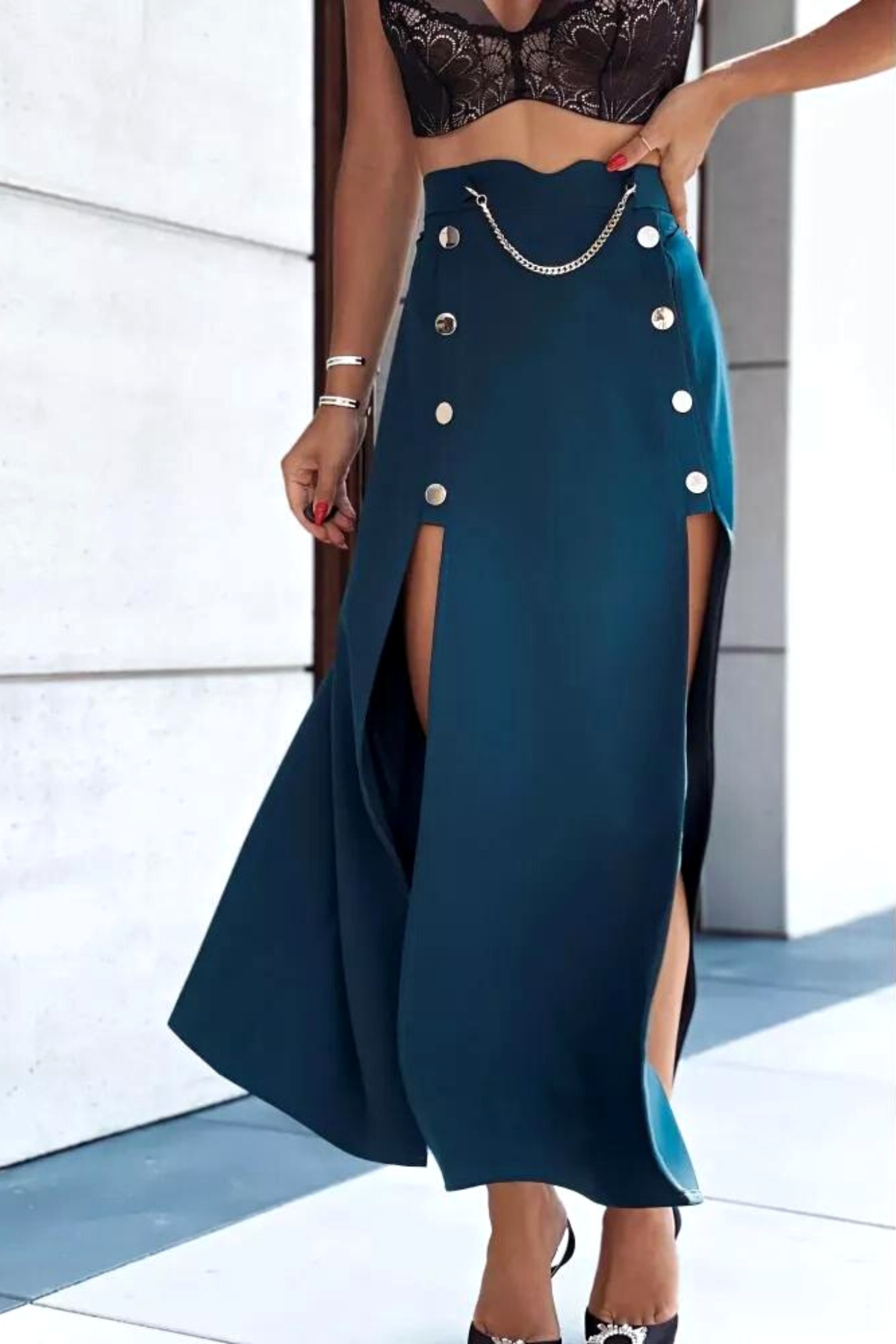 Gonna lunga verde petrolio Moda-Mania con spacchi laterali e bottoni metallici dorati a pressione, tessuto fluido e elegante
