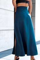 Gonna lunga verde petrolio Moda-Mania con spacchi laterali e bottoni metallici dorati a pressione su tessuto leggero.