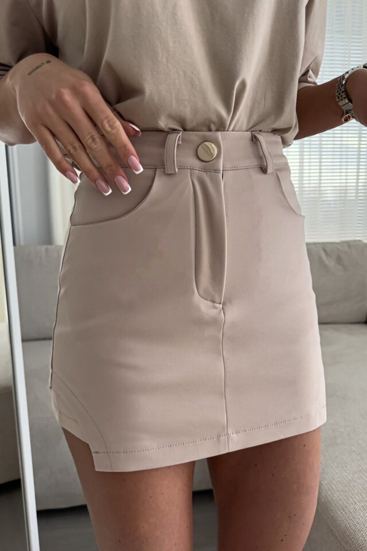 Gonna pantaloncino corta beige Moda-Mania con tasche laterali e passanti per cintura, tessuto leggero e stile casual.