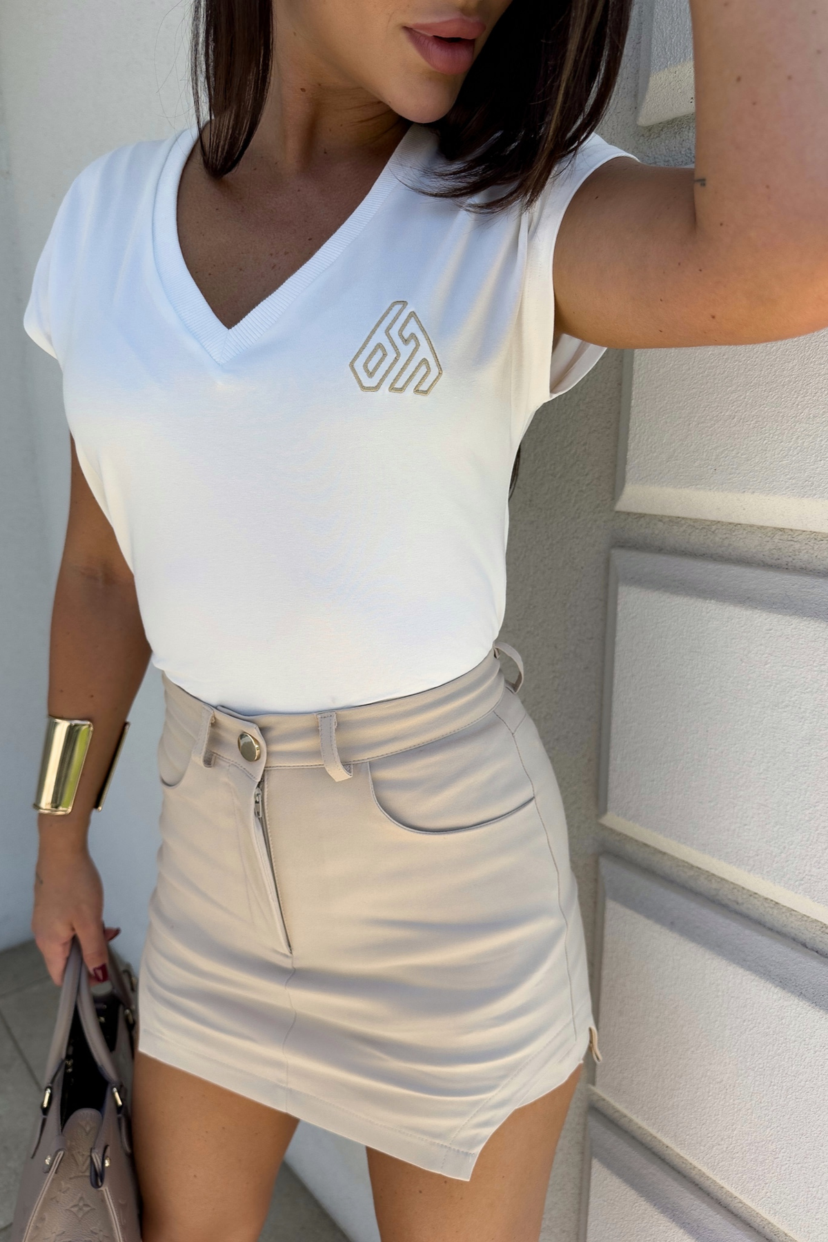 Gonna pantaloncino corta beige Moda-Mania con tasche laterali e passanti per cintura, tessuto leggero e stile casual.
