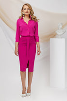 Gonna tre quarti fucsia a vita alta Pretty Girl con arricciature e spacco asimmetrico, tessuto morbido e stile moderno.