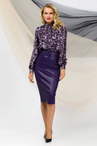 Gonna viola a vita alta Pretty Girl in ecopelle morbida, lunghezza tre quarti con cinturino, stile elegante e moderno.