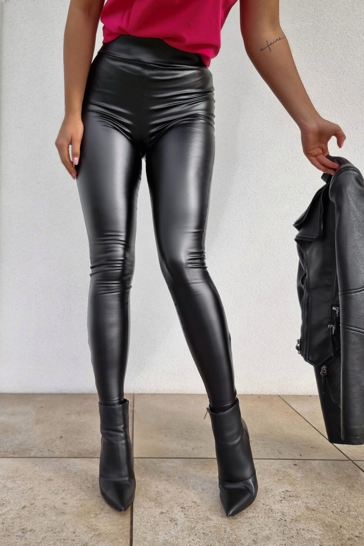 Leggings neri aderenti a vita alta in ecopelle elasticizzata con cerniere alle caviglie, pantaloni Moda-Mania.