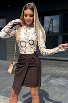 Maglia bianca in stile damascato con foro per il dito sul polsino, marca Moda-Mania, perfetta per un look elegante e comodo.