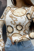 Maglia bianca Moda-Mania a stampa damascata con foro del dito sul polsino, maglieria elegante e moderna.