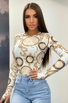 Maglia bianca Moda-Mania con stampa damascata e foro del dito sul polsino, tessuto morbido e dettagli eleganti.