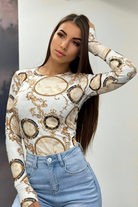 Maglia bianca Moda-Mania a stampa damascata con foro del dito e polsino, tessuto morbido e stile elegante.