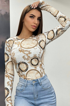 Maglia bianca Moda-Mania a stampa damascata con foro del dito sul polsino, dettaglio di maglieria elegante e comoda