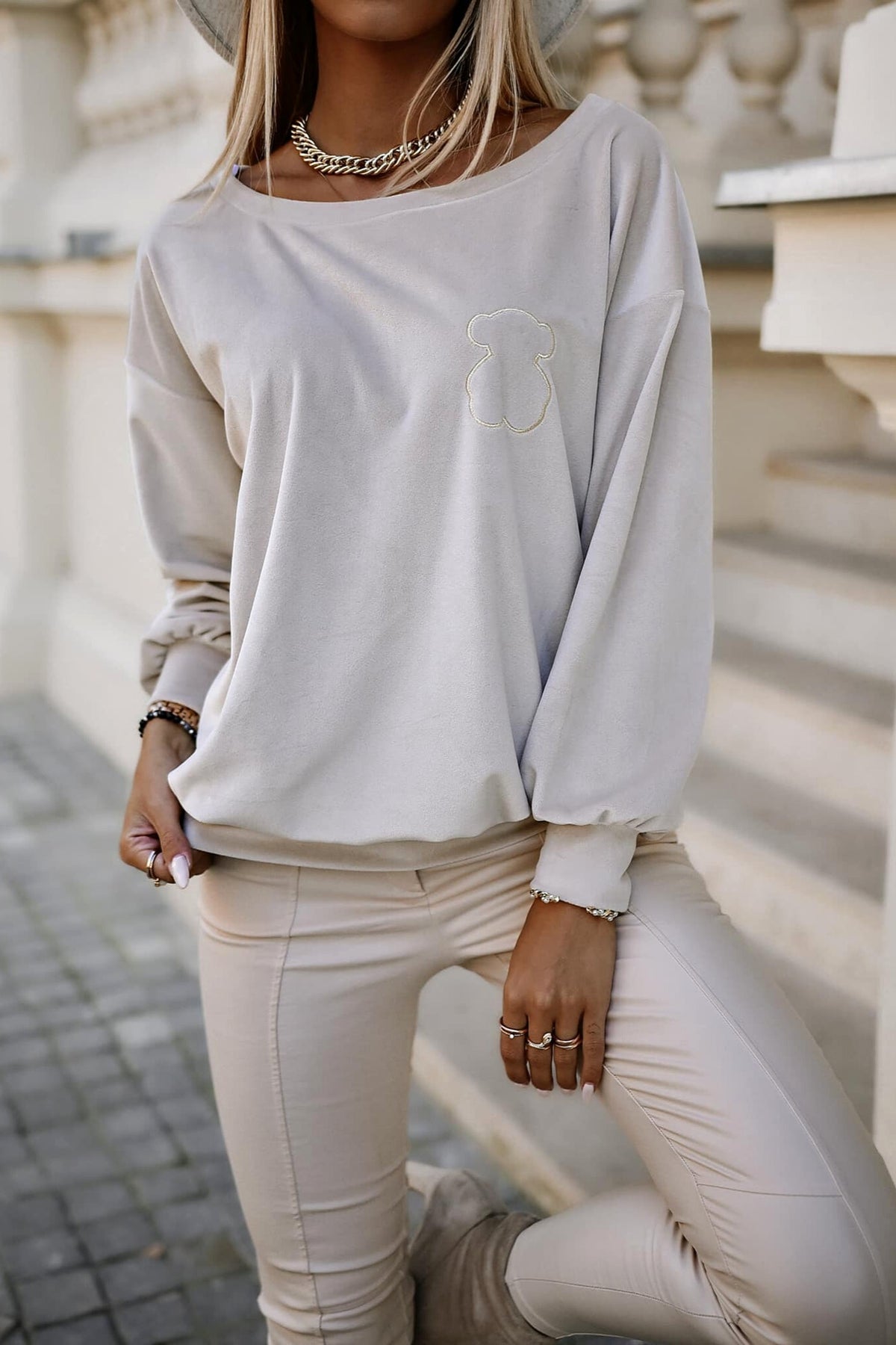 Maglia casual beige in morbida ciniglia con stampa orsetto, manica lunga, stile denim e sportivo, marca Moda-Mania.