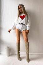 Maglia felpa casual bianca Moda-Mania con stampa cuore rosso, maniche lunghe e polsini, ideale per un look comodo e alla moda.