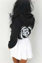 Maglia felpa nera casual con stampa bianca, logo, maniche lunghe e frange decorative bianche, stile denim e sportivo.