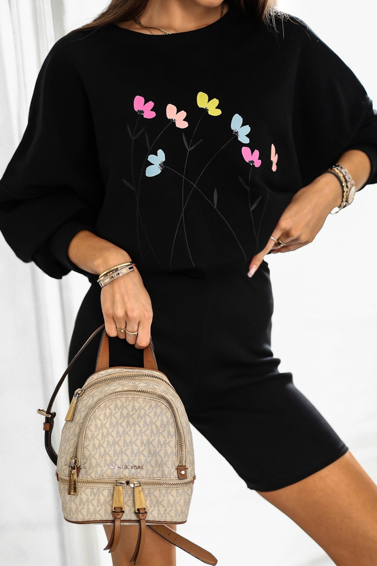 Maglia felpa oversize nera in cotone con stampa floreale multicolore e polsini elasticizzati, marca Moda-Mania.