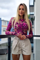Maglia fucsia Moda-Mania, stampa pied di poule e damascata, con foro del dito pollice sul polsino, tessuto di maglieria elegante