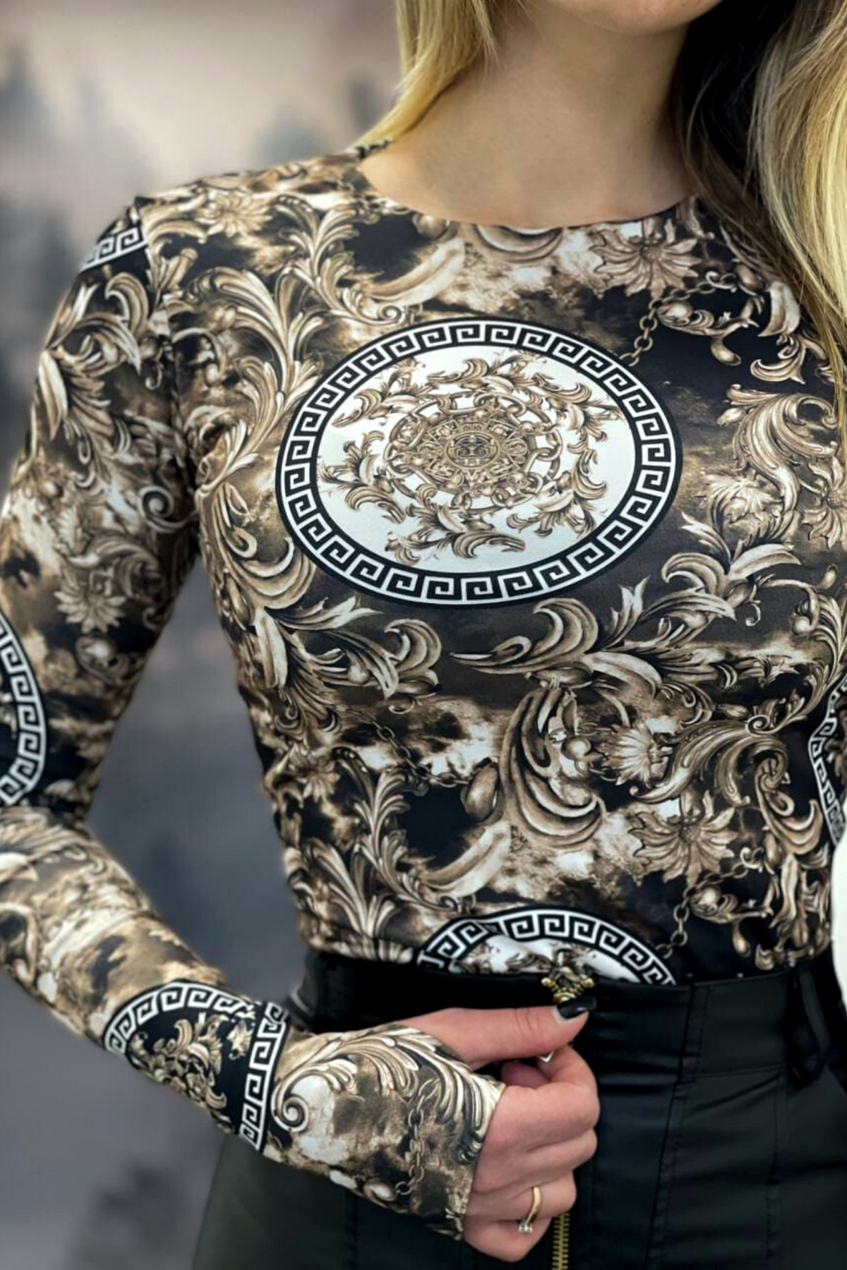 Maglia nera a stampa damascata Moda-Mania con foro del dito pollice sul polsino, tessuto morbido e dettagli eleganti.