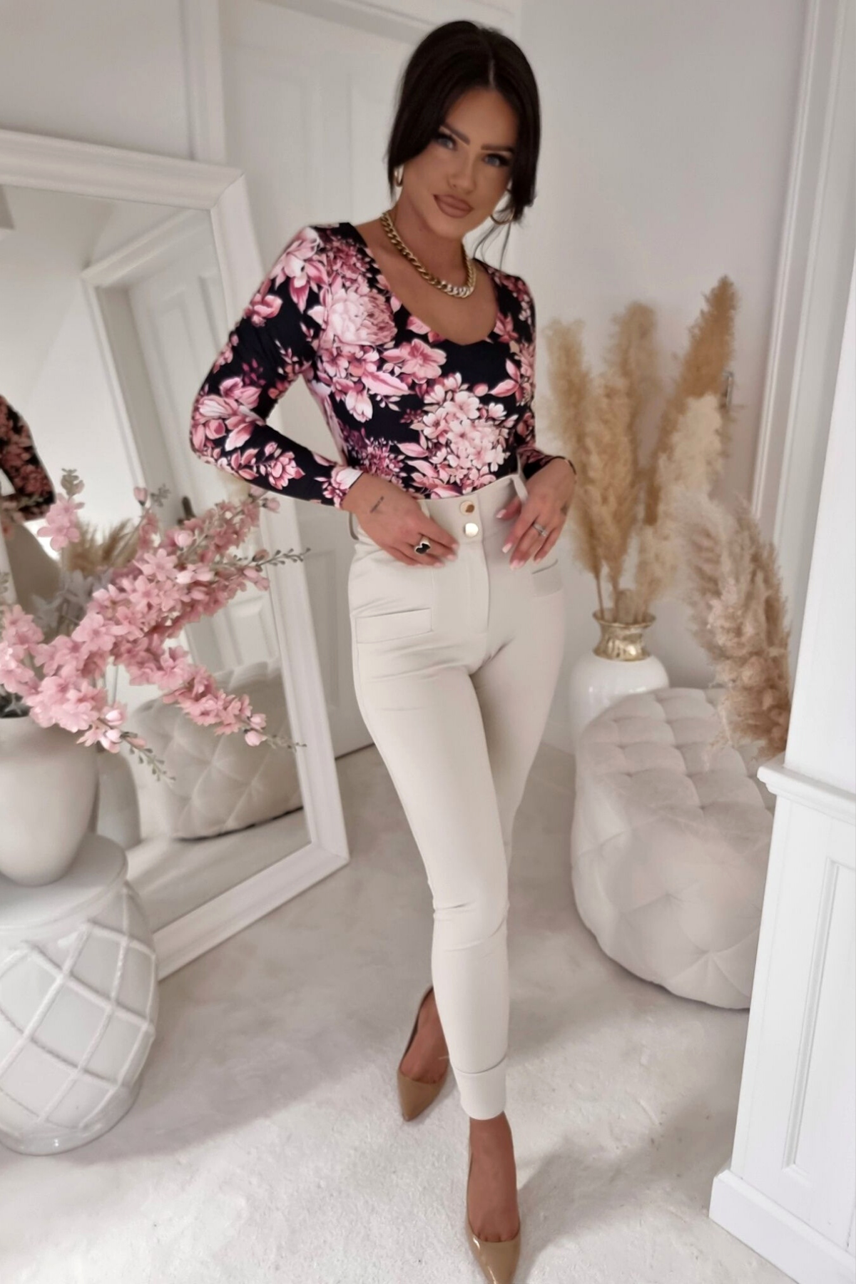 Maglia nera a stampa floreale rosa di Moda-Mania, reversibile con scollo a V e schiena a V, tessuto morbido e elegante.