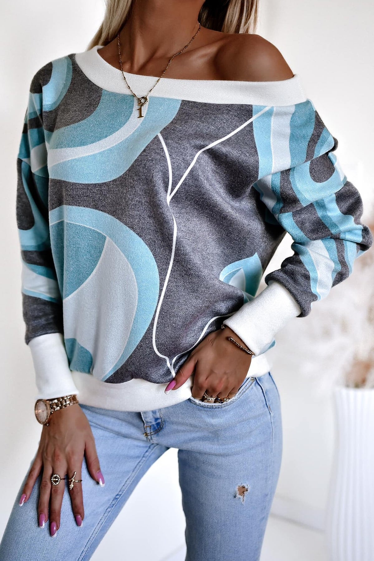 Maglia pullover oversize in tricot morbido con fantasia astratta, scollo a V e polsini bianchi, Moda Mania.