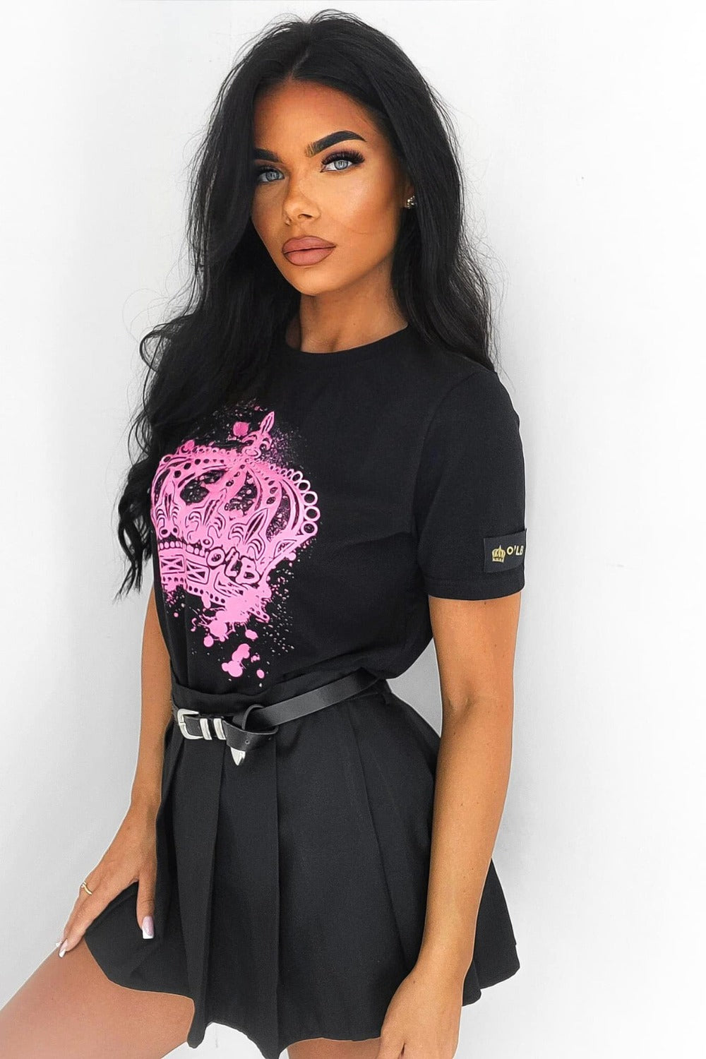Maglia T-shirt nera in cotone elasticizzato con maniche corte e stampa corona fucsia, brand Moda Mania.