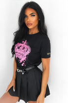 Maglia T-shirt nera in cotone elasticizzato con maniche corte e stampa corona fucsia, brand Moda Mania.