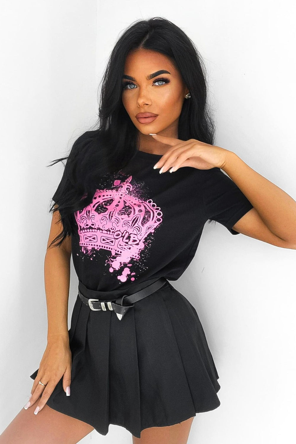 Maglia t-shirt nera in cotone elasticizzato con maniche corte e stampa corona fucsia, di Moda Mania.
