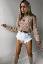 Maglione corto beige morbido Moda-Mania con girocollo oversize e lavorazione traforata effetto uncinetto, vista frontale.