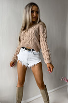 Maglione corto beige morbido oversize Moda-Mania con lavorazione traforata effetto uncinetto e girocollo.