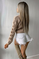 Maglione corto beige morbido oversize Moda-Mania con lavorazione traforata effetto uncinetto, girocollo e stile casual.