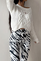Maglione corto bianco morbido oversize Moda-Mania con girocollo traforato effetto uncinetto e lavorazione decorativa.