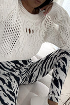 Maglione corto bianco oversize Moda-Mania con girocollo, lavorazione traforata effetto uncinetto, tessuto morbido e confortevole