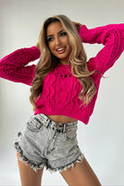 Maglione corto morbido Moda-Mania, oversize con lavorazione traforata effetto uncinetto fucsia girocollo.