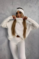 Maglione oversize bianco avorio in filato morbido con trecce, collo alto e polsini a coste, di Moda-Mania.