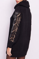 Maglione oversize Moda-Mania con trecce, collo alto e stampa laminata, in filato morbido e soffice, immagine frontale.