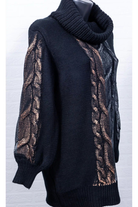 Maglione oversize Moda-Mania con trecce, collo alto e stampa laminata, in filato morbido e soffice.