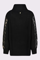 Maglione oversize Moda-Mania con trecce, collo alto e stampa laminata, in filato morbido e soffice, visibile in dettaglio.