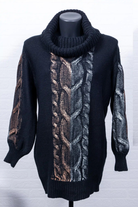 Maglione oversize Moda-Mania a trecce in filato morbido, collo alto e stampa laminata, ideale per look comodi e eleganti