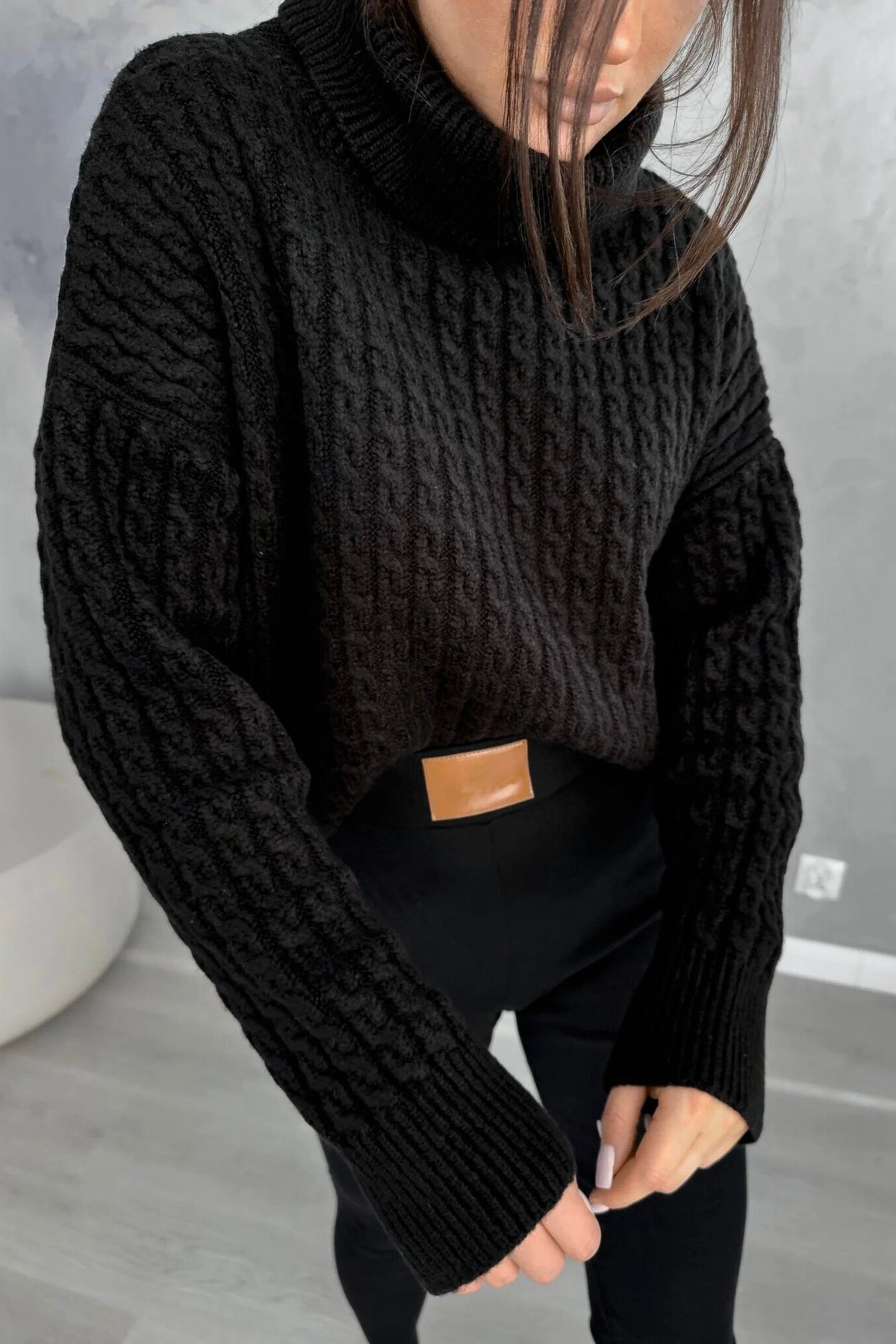 Maglione oversize morbido a trecce nero Moda-Mania con collo alto e polsini a coste, in filato soffice e caldo.