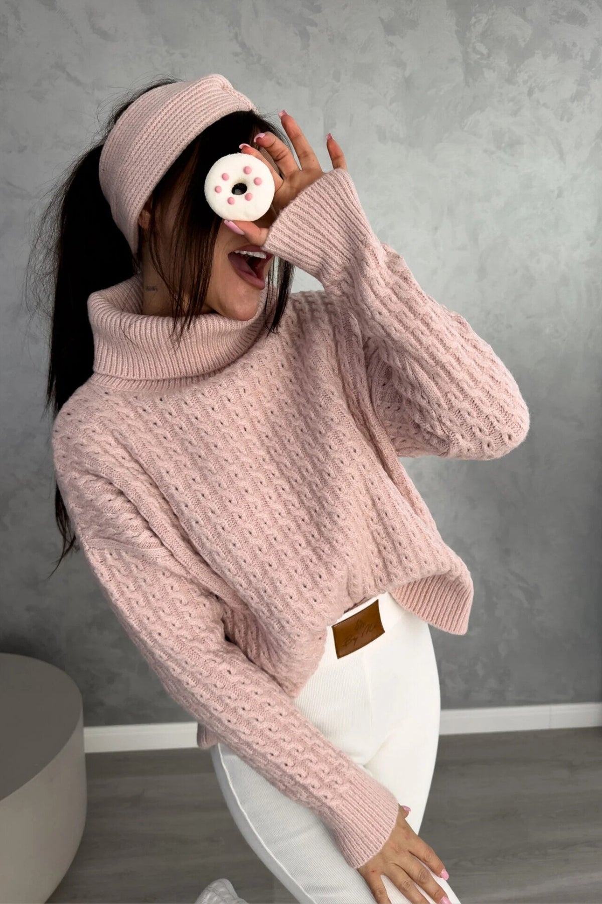 Maglione oversize rosa chiaro in filato morbido con trecce, collo alto e polsini a coste, brand Moda-Mania.