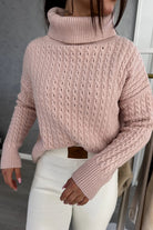 Maglione oversize rosa chiaro in filato morbido con trecce, collo alto e polsini a coste, di Moda-Mania.