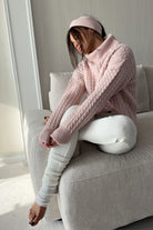 Maglione oversize rosa chiaro Moda-Mania con trecce, collo alto e polsini a coste, in filato morbido e soffice.